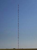 Rohrdorf bei Mekirch/Oberschwaben, der 1964 errichtete 244m hohe Gittermast dient als Sendeanlage (Bodenseesender), Aug.2013