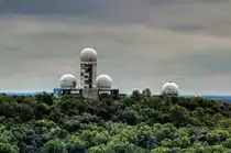 Teufelsberg Berlin (04.09.2013)

Er hat seinen Namen vom nahe gelegenen Teufelssee. Auf dem Berg befinden sich die markanten Bauten einer Flug�berwachungs- und Abh�rstation der US-amerikanischen Streitkr�fte. Nach dem Abzug der Milit�rs wurde die Anlage von 1991 bis 1999 als Flugsicherungsradar-Station genutzt. Seitdem stehen die Geb�ude leer.