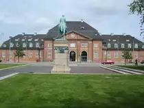 Hauptbahnhof von Odense, davor Christian X. Denkmal (14.07.2013)
