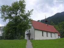 Auenansicht der Kapelle St. Jakobus, sie steht etwas auerhalb des Dorfes Reichenbach bei Oberstdorf (Landkreis Oberallgu, Bayern, Juli 2008).