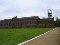 Hier sind beide frheren Frdertrme der Zeche Zweckel hinter dem Maschinenhaus sichtbar (Gladbeck, NRW, September 2008)