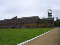 Hier sind beide fr�heren F�rdert�rme der Zeche Zweckel hinter dem Maschinenhaus sichtbar (Gladbeck, NRW, September 2008)