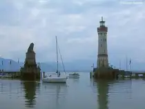 Die bekannte Hafeneinfahrt von Lindau am Bodensee mit L�we und Leuchtturm (Juli 2008)