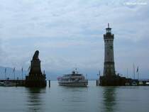 Die bekannte Hafeneinfahrt von Lindau am Bodensee mit Lwe und Leuchtturm (Juli 2008)