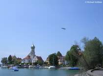 Wasserburg am Bodensee (Landkreis Lindau): Halbinsel - kath. Kirche St. Georg am Hafen mit Zeppelin (Juli 2008)