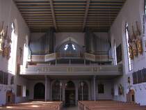 Innenansicht mit der Orgel in der kath. Pfarrkirche St. Johannes der Tufer in Bad Hindelang (Oberallgu, Juli 2008)