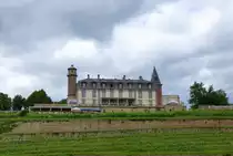 Rufach (Rouffach), das Schlo� von Isenbourg hoch �ber der Stadt, an Stelle des alten Schlo�es steht dieser Neubau aus dem 19.Jahrhundert, heute Hotel, Juni 2013