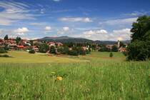 Blick auf den Spiegelauer Ortsteil Klingenbrunn. Im Hintergrund thront der 1453m hohe Gro�e Rachel �ber dem Nationalpark Bayerischer Wald; Aufnahme vom 03.07.07.