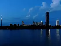 Blaue Stunde �ber Wien-Kaiserm�hlen, incl. dem 250mtr. hohem DC-Tower; 130829