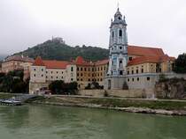 Drnstein, mit dem blauem Turm d. Stiftskirche, sowie im Hintergrund die gleichnamige Burgrunine; 130825