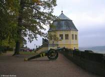 Festung Knigstein in der Schs. Schweiz: Festungsmauer auf der Ostseite mit der Friedrichsburg (Otober 2008)