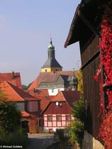 Vertrumte Gasse mit Turmspitze der Stadtkirche von Hohnstein (Schs. Schweiz, Oktober 2008)
