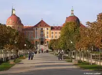 Das Jagdschloss Moritzburg am Nachmittag bei sch�nstem Wetter l�dt zum spazieren gehen ein (Sachsen, Oktober 2008)