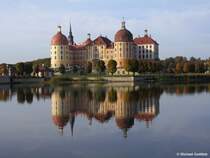 Mit schnster Spiegelung prsentiert sich das Jagdschloss Moritzburg bei blauem Himmel (Sachsen, Oktober 2008)