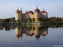 Mit sch�nster Spiegelung pr�sentiert sich das Jagdschloss Moritzburg bei blauem Himmel (Sachsen, Oktober 2008)
