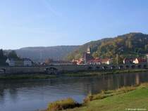 Blick auf Knigstein in der Schs. Schweiz (Oktober 2008) von der anderen Elbeseite (Halbestadt) aus.