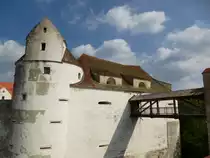 Burg Wildenstein, Westturm der Hauptburg und die Br�cke �ber den inneren Burggraben als einzige Verbindung zwischen Vor-und Hauptburg, Aug.2013