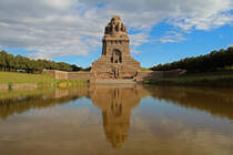 Pnktlich zum 200jhrigen Jubilum der Vlkerschlacht zu Leipzig und dem 100jhrigen Bestehen des Vlkerschlachtdenkmals, konnte der berwiegende Teil der Sanierung abgeschlossen werden. Hhepunkt der Jubilumswoche war ein historisches Gefecht mit ca.6000 Akteuren. Diese Aufnahme entstand am 19.09.2013 