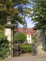 Eingangstor zum Schlossgarten von Schloss Seu�litz (Gemeinde N�nchritz in Sachsen, Oktober 2008)