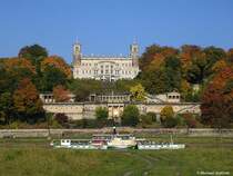 Schloss Albrechtsberg in Dresden, vom linken Elbufer aus gesehen mit dem Schaufelraddampfer PIRNA davor (Oktober 2008)