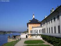 Direkt an der Elbe gelegen ist das Schloss Pillnitz im gleichnamigen Vorort in Dresden (Oktober 2008)