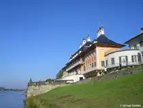 Schloss Pillnitz in Dresden von unten am Elbufer aus gesehen (Oktober 2008)