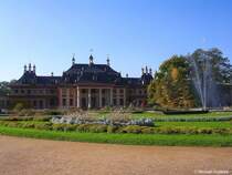 Bergpalais mit barockem Lustgarten und Springbrunnen - Schloss Pillnitz (Dresden, Oktober 2008)