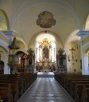 Offenburg, Blick in den Innenraum der Hl.-Kreuz-Kirche, Baumeister war Franz Beer aus Bregenz, Juni 2013