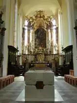 Offenburg, Chorraum mit Chorgest�hl und Hochaltar in der Hl.-Kreuz-Kirche, Juni 2013