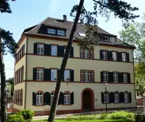 Offenburg, Haus am �lberg, 1823 als Schulhaus erbaut, heute von kirchlichen Verwaltungen genutzt, Juni 2013