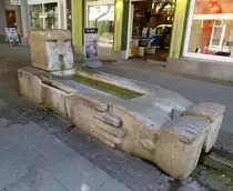 Offenburg,  Der liegende Mann , ein vier Tonnen schwerer Brunnen aus B�hlert�ler Granit, 1989 aufgestellt, Juni 2013