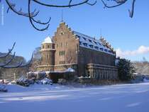 Rund um die Schlossinseln fhrt eine Grfte, hier von Osten auf das Hauptgebude von Schloss Wittringen (Gladbeck, Kreis Recklinghausen, NRW, Januar 2009)