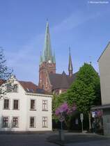 Kath. Pfarrkirche St. Lamberti, davor das Haus des Kinderschutzbundes in der Stadtmitte von Gladbeck (Kreis Recklinghausen, April 2009)