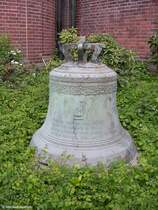 Alte Glocke vor der kath. Herz-Jesu-Kirche in Zweckel (Gladbeck, Kreis Recklinghausen, Mai 2009)