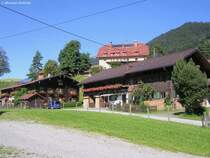 Sch�ne alte Bauernh�user im schmucken Ort Gunzesried (Oberallg�u, Sommer 2009)
