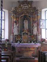 Innenansicht mit Altar der alten Kirche von Gunzesried (Oberallg�u, Sommer 2009)