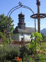Die alte Kirche und der Maibaum in Gunzesried (Oberallg�u, Sommer 2009)