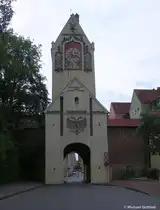 Ulmer Tor von au�en, dahinter die Altstadt von Memmingen (Bayern - Sommer 2009)