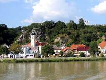 Marbach/Donau, oben im Hintergrund thront die Wallfahrtskirche Maria-Taferl; 130830