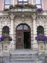 Haupteingang vom Rathaus am stlichen Ende der Kaiser-Maximilian-Strae in Kaufbeuren (Sommer 2009)