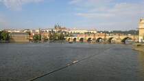 Der Karlsbrcke und im Hintergrund die Burg Hradčany(der Hradschin) am 26.9.2013.