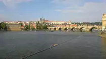 Der Karlsbr�cke und im Hintergrund die Burg Hradčany(der Hradschin) am 26.9.2013.