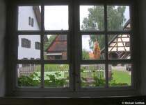 Blick aus einem der Bauernhuser im  Schwbischen Bauernhofmuseum  in Illerbeuren (Landkreis Unterallgu, Sommer 2008)