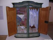 Die geffneten Tren dieses schnen alten Bauernschranks zeigte seinen Inhalt und war im Rahmen einer Sonderausstellung zu sehen im  Schwbischen Bauernhofmuseum  in Illerbeuren (Landkreis Unterallgu, Sommer 2008)