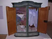 Die ge�ffneten T�ren dieses sch�nen alten Bauernschranks zeigte seinen Inhalt und war im Rahmen einer Sonderausstellung zu sehen im  Schw�bischen Bauernhofmuseum  in Illerbeuren (Landkreis Unterallg�u, Sommer 2008)