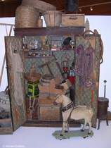 Die geffneten Tren dieses Werkzeugschranks zeigte seinen Inhalt und war im Rahmen einer Sonderausstellung zu sehen im  Schwbischen Bauernhofmuseum  in Illerbeuren (Landkreis Unterallgu, Sommer 2008)