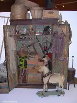 Die ge�ffneten T�ren dieses Werkzeugschranks zeigte seinen Inhalt und war im Rahmen einer Sonderausstellung zu sehen im  Schw�bischen Bauernhofmuseum  in Illerbeuren (Landkreis Unterallg�u, Sommer 2008)