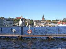 Blick von der Ostseite des Hafens auf die Westseite, wo der Turm von St. Marien rechts und des Alten Gymnasiums links die Dcher berragen (Flensburg in Schleswig-Holstein, Herbst 2009)
