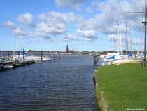 Blick vom Bootshafen von Fhrdorf ber die breite Schlei auf Schleswig mit dem markanten Kirchturm von St. Petri (Schleswig-Holstein, Herbst 2009)