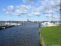 Blick vom Bootshafen von F�hrdorf �ber die breite Schlei auf Schleswig mit dem markanten Kirchturm von St. Petri (Schleswig-Holstein, Herbst 2009)